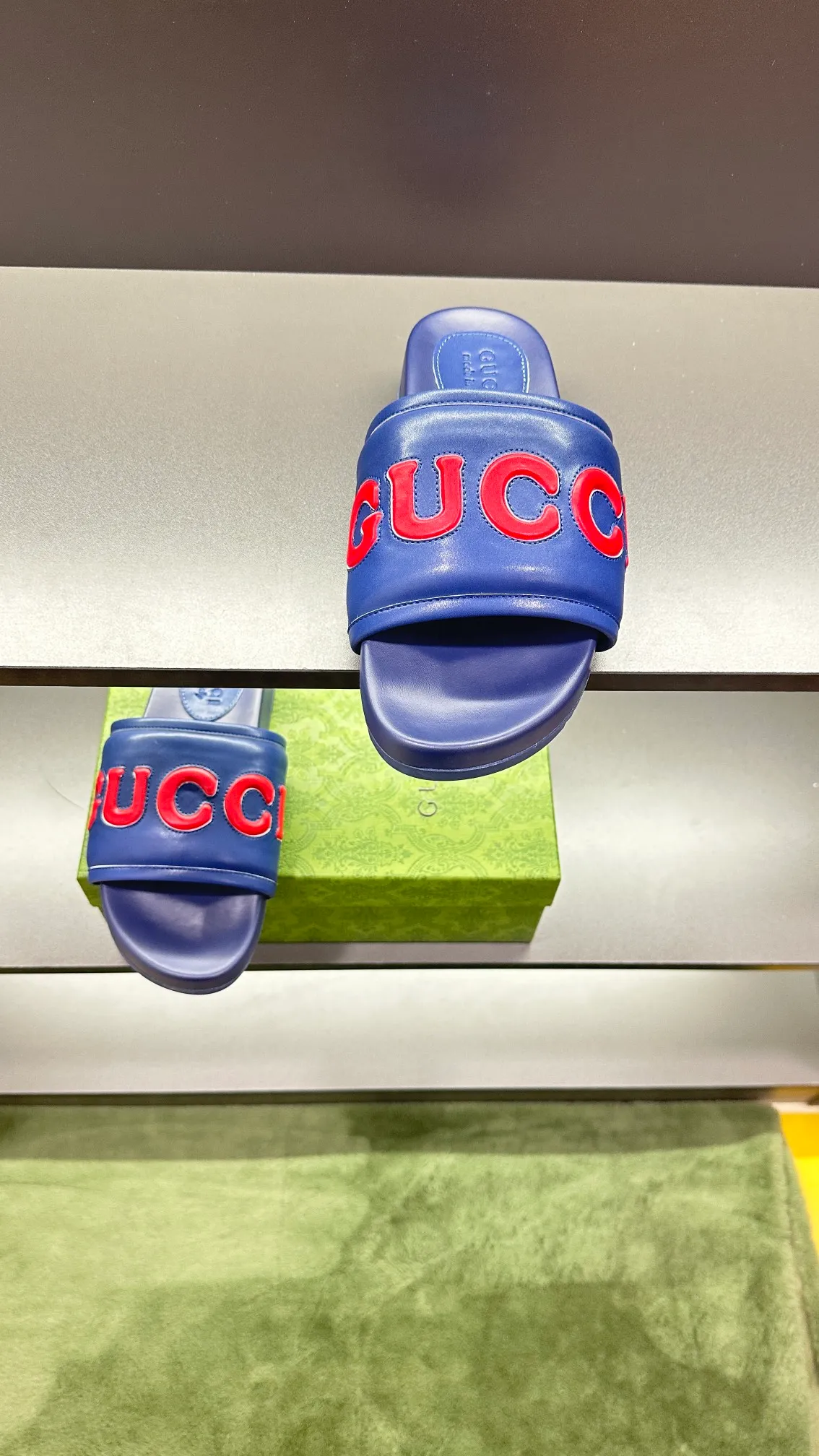 [G Family Couple Style] P: 320💰Female size 36~40 Men's size 39~45, (46. Custom-made GG slippers for men and women. This slipper is made of GG polyester fiber and is decorated with a Gucci label on the front, which adds a striking logo feel to the style. Beige GG recycled polyester fiber, same size for men and women, leather trim